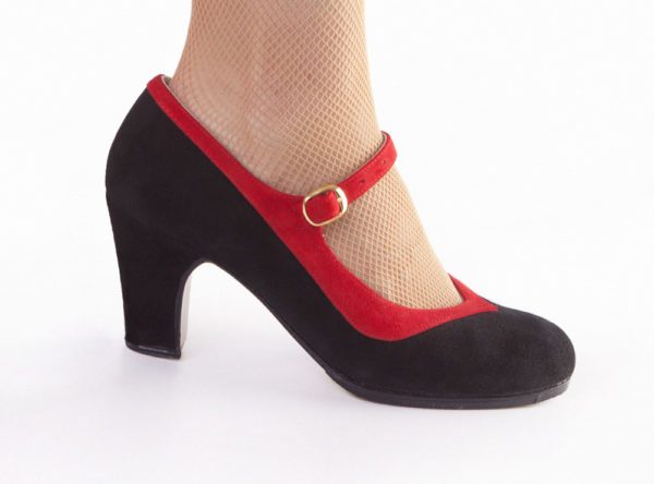 Zapatos de flamenco profesionales Lara. Material: piel o ante de primera calidad. Escote corazón y con correa. Muy elegantes. En negro y rojo. Para otros colores consúltanos.