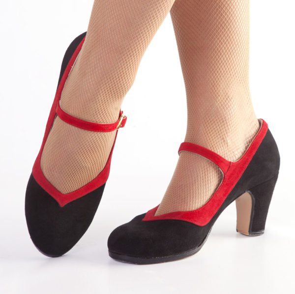 Zapatos de flamenco profesionales Lara. Material: piel o ante de primera calidad. Escote corazón y con correa. Muy elegantes. En negro y rojo. Para otros colores consúltanos.
