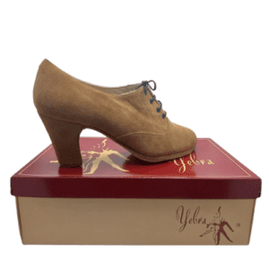 Zapatos de flamenco profesionales Nuria, abotinados, con cordones. Ante, caña.