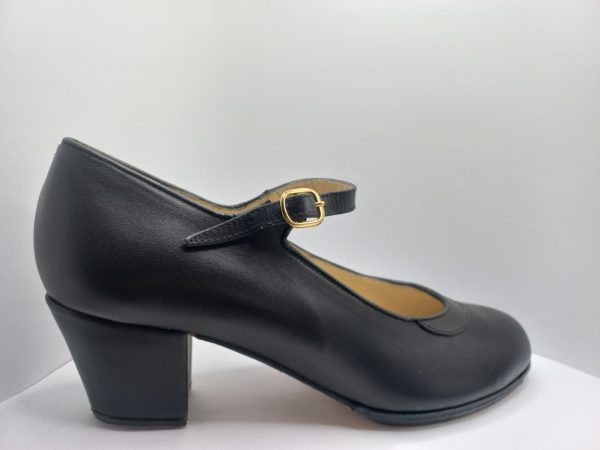 Zapato profesional 1 correa, mod. Carmen, piel negro, escote redondo nº 38 1/2, tacón cubano (5,5cms), suela cosida a mano.