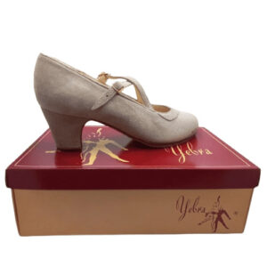 Zapatos de flamenco profesionales Ana, ancho especial y suela cosida. En ante. Color beige. Tacón bajo (6cm)