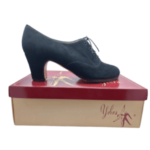 Zapatos de flamenco profesionales Nuria, en ante de color negro. Suela cosida a mano.