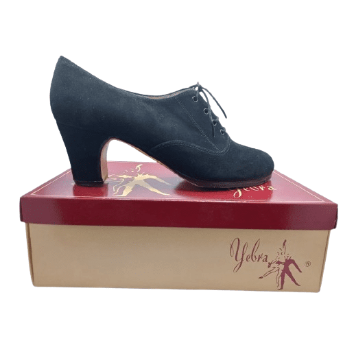 Zapatos de flamenco profesionales Nuria, en ante de color negro. Suela cosida a mano.