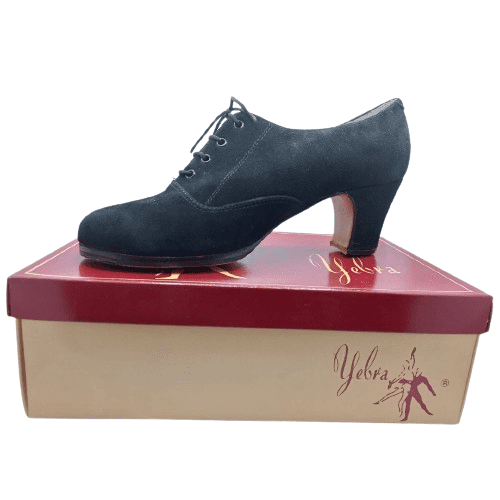 Zapatos de flamenco profesionales Nuria, en ante de color negro. Suela cosida a mano.