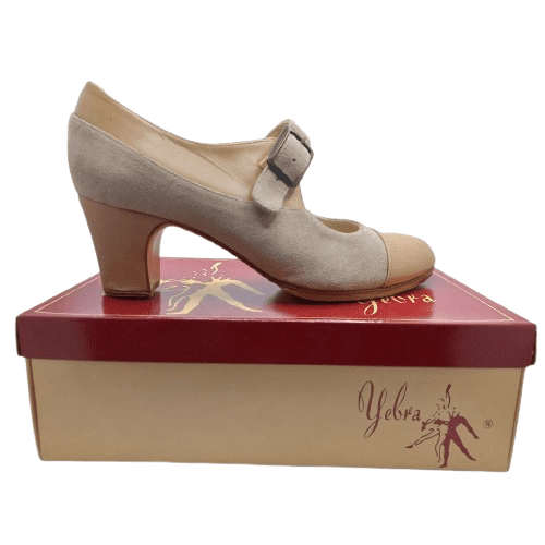 Zapatos de flamenco profesionales Sara, suela cosida a mano. En ante café, piel maquillaje. Tacón normal (6,5cm)