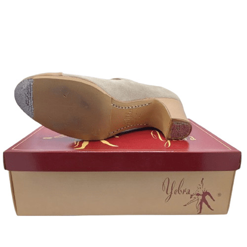 Zapatos de flamenco profesionales Sara, suela cosida a mano. En ante café, piel maquillaje. Tacón normal (6,5cm)