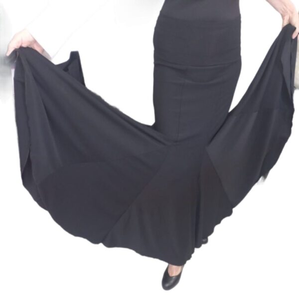 Falda de flamenco entallada con 6 killas negra