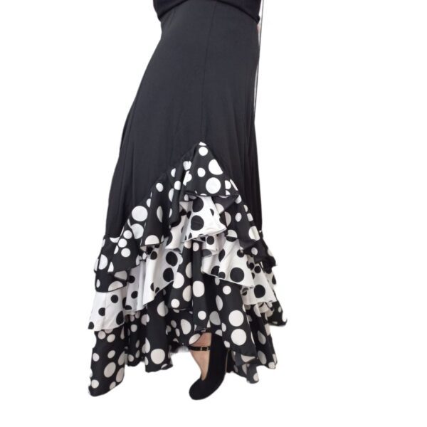 Falda de flamenco con volantes y lunares