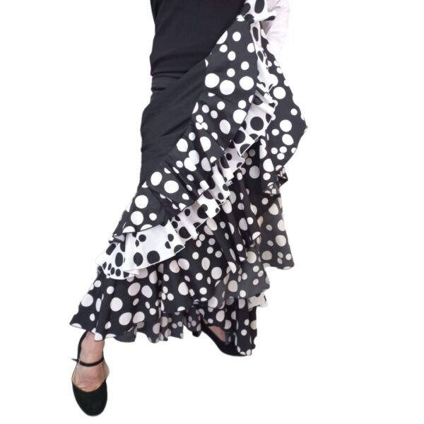 Falda de flamenco con volantes y lunares