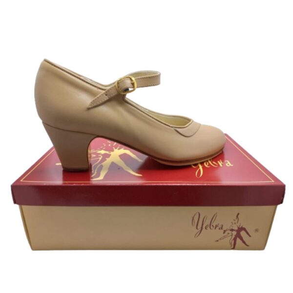 Zapatos de flamenco profesionales Carmen. En piel, de color beige. Escote corazón. 1 correa. Tacón bajo (6cm)