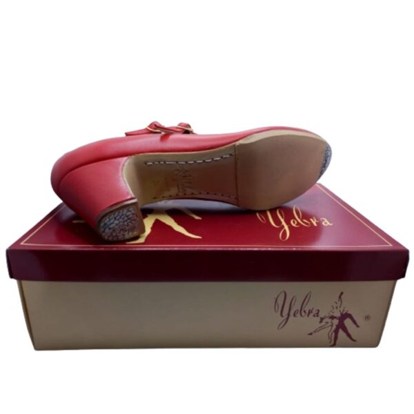 Zapatos de flamenco profesionales Lucía, 2 correas, escote redondo, en piel de color rojo, suela cosida a mano, tacón bajo (6cm).