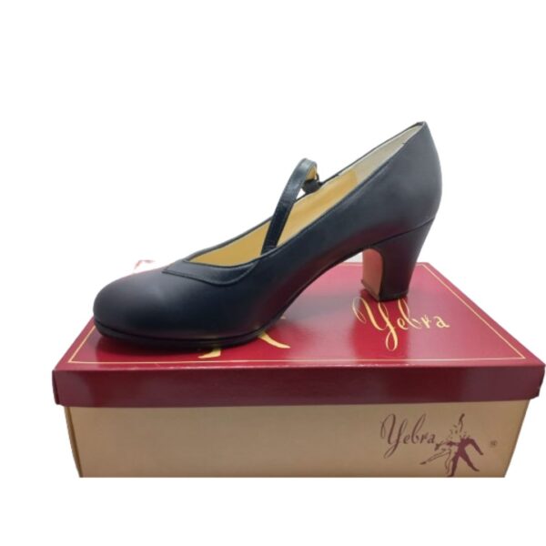 Zapatos de flamenco profesionales Raquel, correa inclinada, escote corazón, en piel de color negro, tacón normal (6,5cm).