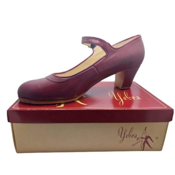 Zapatos de flamenco profesionales Neus. En piel, de color burdeos. 1 correa. Tacón bajo (6cm)