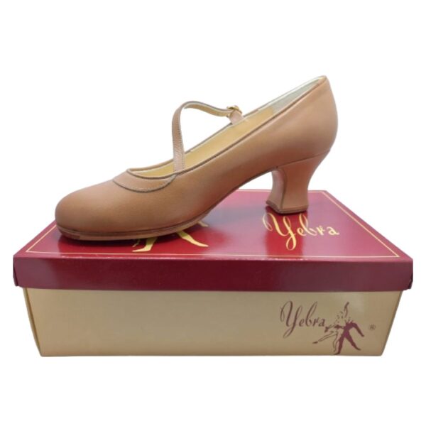 Zapatos de flamenco profesionales Raquel, correa inclinada, escote corazón, en piel de color maquillaje, tacón semi carrete (6cm)